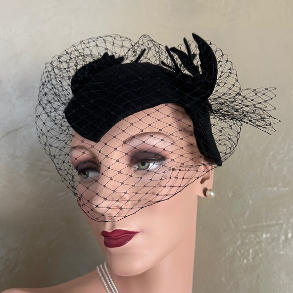 GLAMOROUS 1950\'s BLACK FELT TOQUE WITH FELT \
